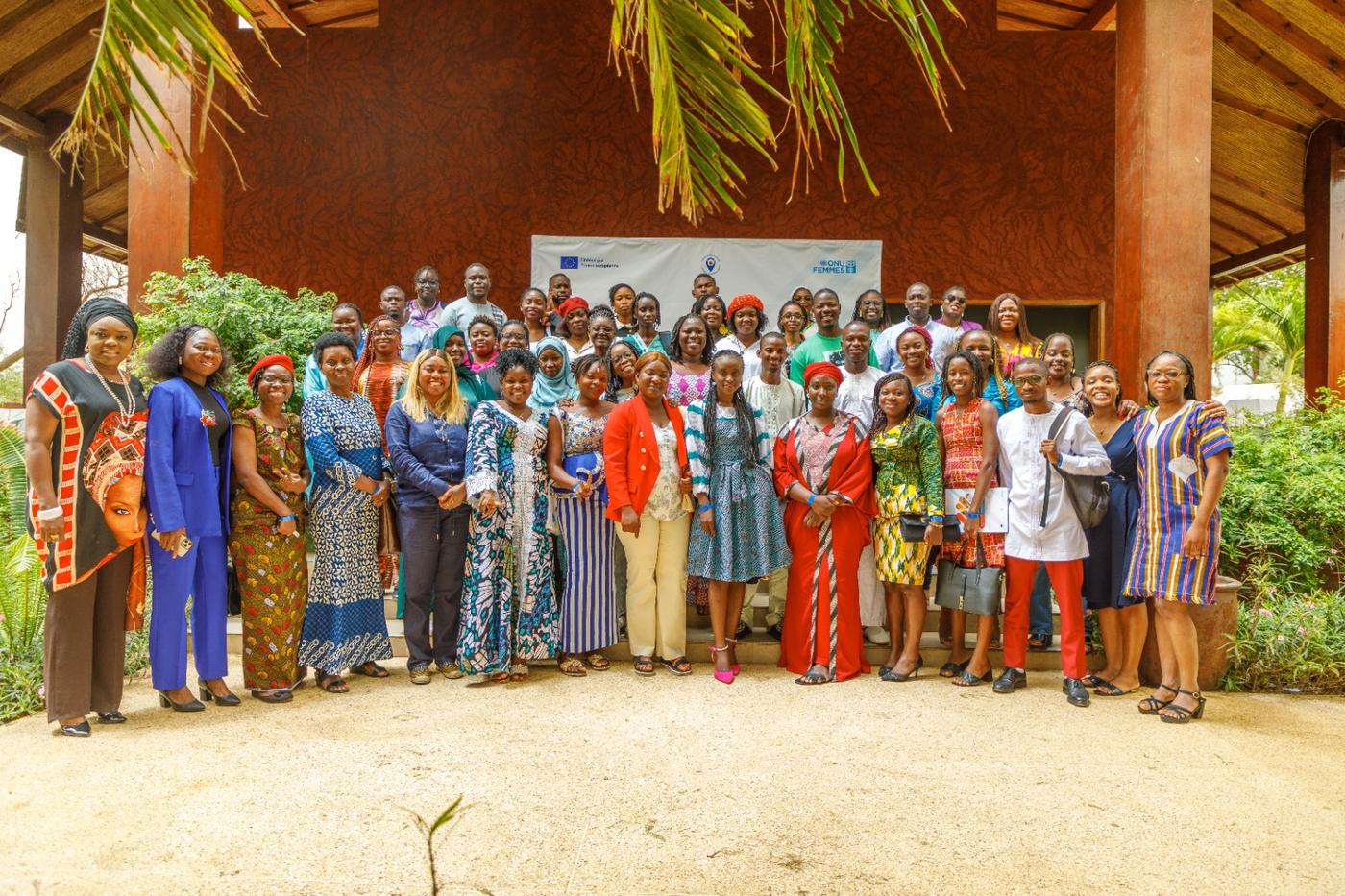 Photo de groupe des participantes et participants du forum régional, en extérieur