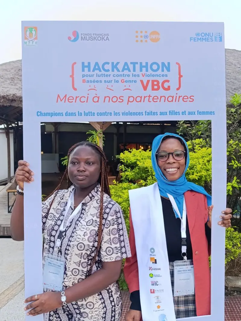 Deux participantes posent dans le cadre photo du Hackathon Stop VBG